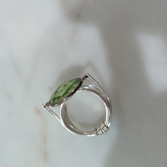 Silver and peridot colored stone ring - Picture 2 of 3